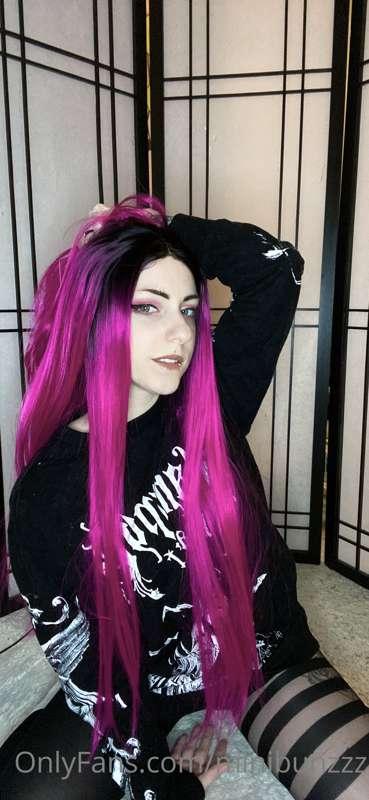 UwU it’s me your goth gf, ready to sit in your lap and play ..