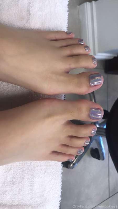 Who likes feet and pretty pendicure?