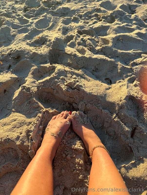 i *MAY or MAY NOT* be @ a nude beach.. 👀🚫👙check your dms to ..