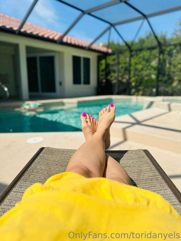 Look at this polish color! Who wants to see my soles right n..