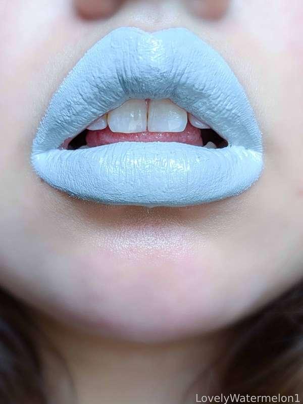 Starting the week off nice and bold with a cool pale grey! 🤍🩶🖤 Definitely feel very creative with this lippie on so it's a goodie! 

#FYP #LipstickFetish #Lipstick #Lips #LipGloss #MouthFetish #Mouth #Oral #Tongue #Tease #UpClose #Kisses