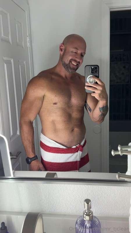 Wanna see what's underneath this towel? 😏