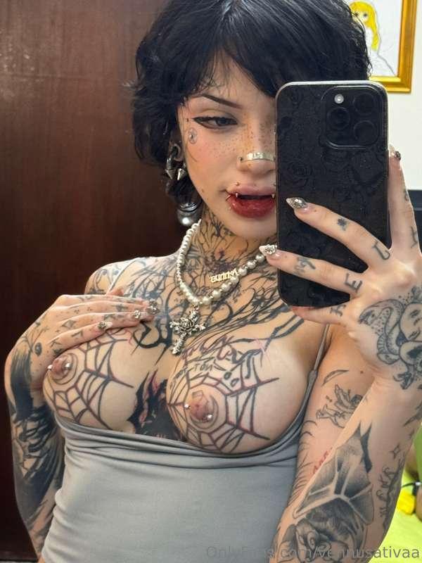 You better dm me if you wanna play with mommy 😏