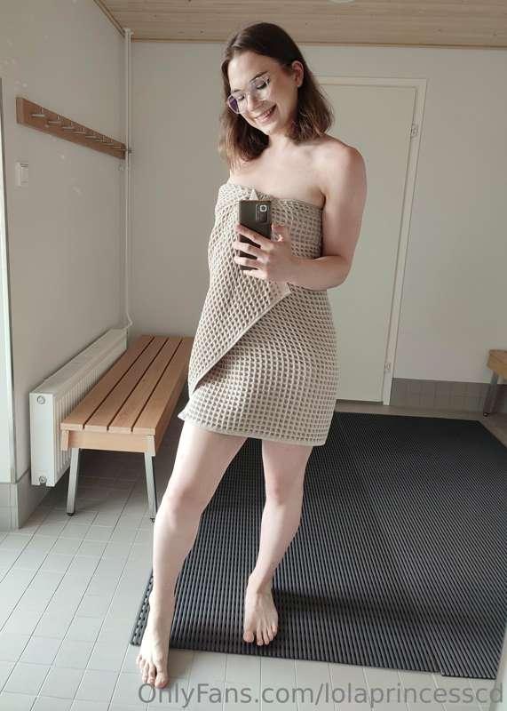 I love the lighting in these pics from a sauna dressing room..