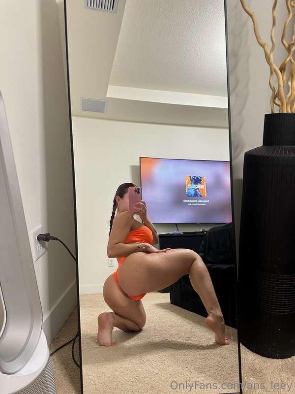 Just a little bit of booty to kickstart your week 🍑