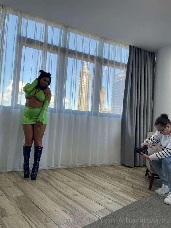 i love sharing behinds the scenes stuff with you

do you wan..