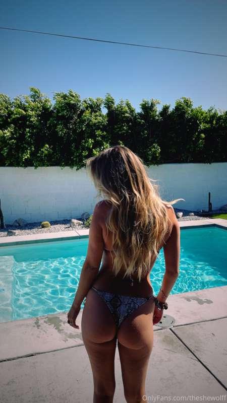 Love a good pool dayyyyy. Having a lot of fun in Palm Spring..