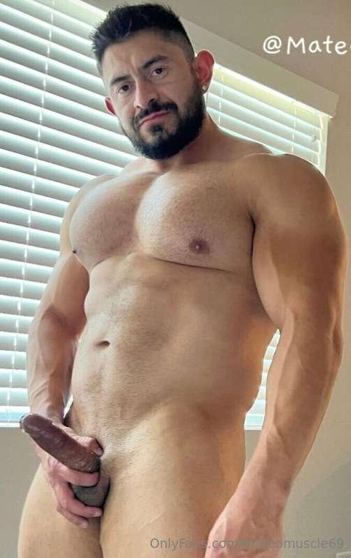 I need a good sub to get on their knees and worship me. 🙇🏻