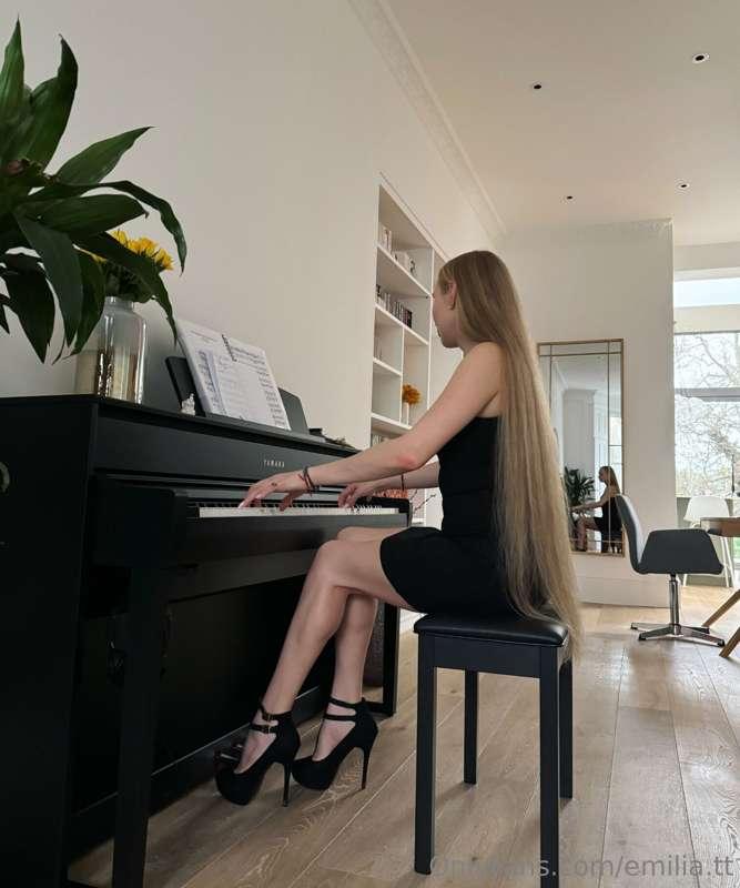 I read that playing the piano and the sounds that emerge und..
