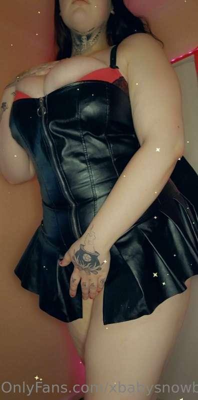 Leather baby x wanna see me take it off? 😉😘