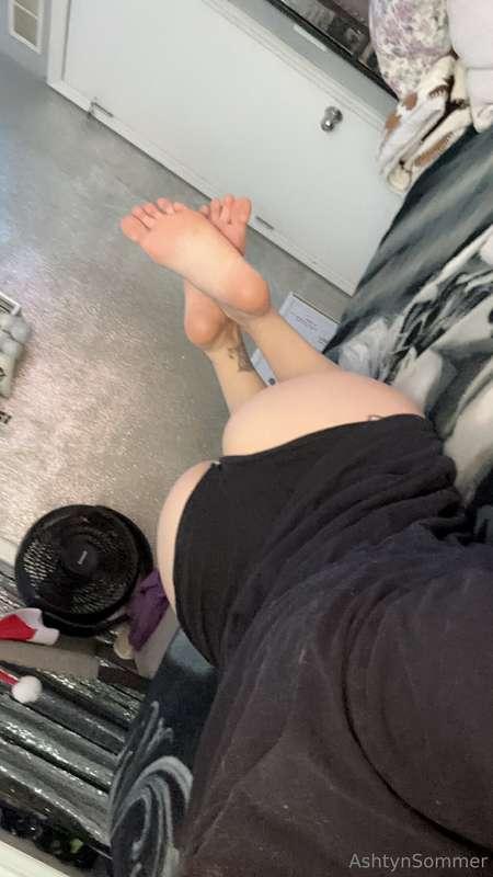 like this if you'd give me a foot and ass massage 😏