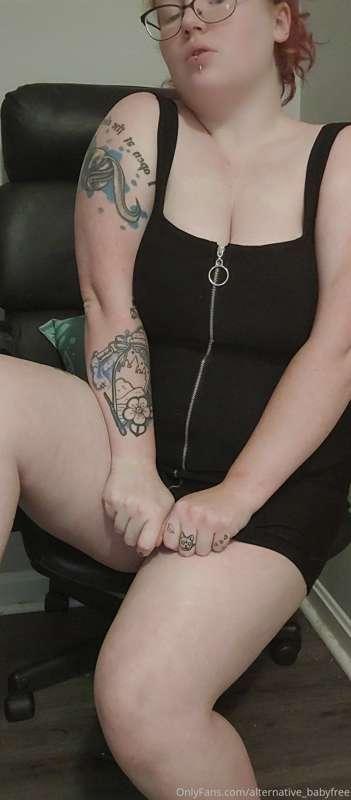 Do you want to see whats under my dress? Pussy shots and a v..