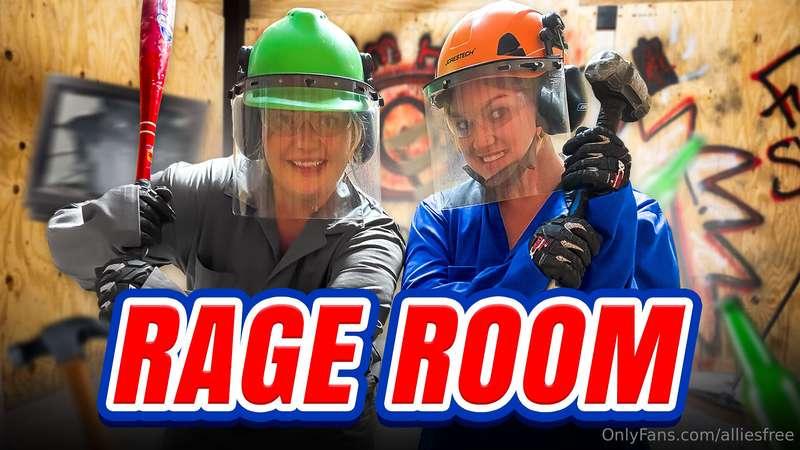 Let’s Break Things in a Smash Rage Room 😈We’re in North Texa..
