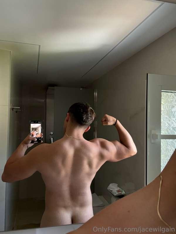 My back is getting thicker don’t you think?😏