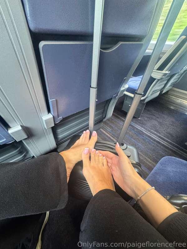 TOES ON TOUR 🤩Where are my foot gentlemen…. 🥰I’d love for yo..