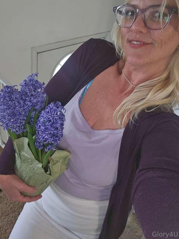 My sweet super fan sent me flowers 🪻 today!! I just love bei..