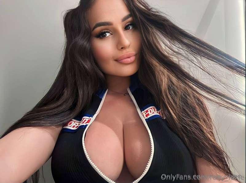 GIRL WITH HUGE BOOBS👉@mia_vixen👈
Wet & wild @mia_vixen loves..