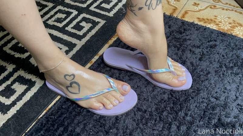 I recorded today a video with a lot of oil in my feet and fl..