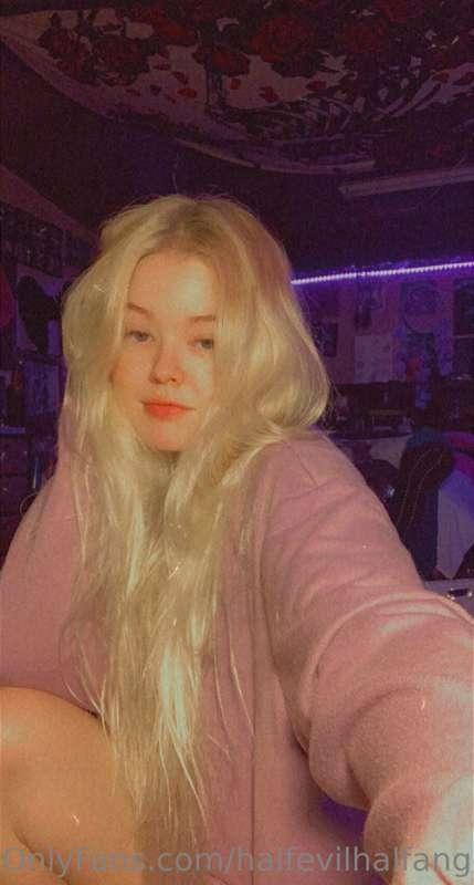 No make up selfie💜☂️