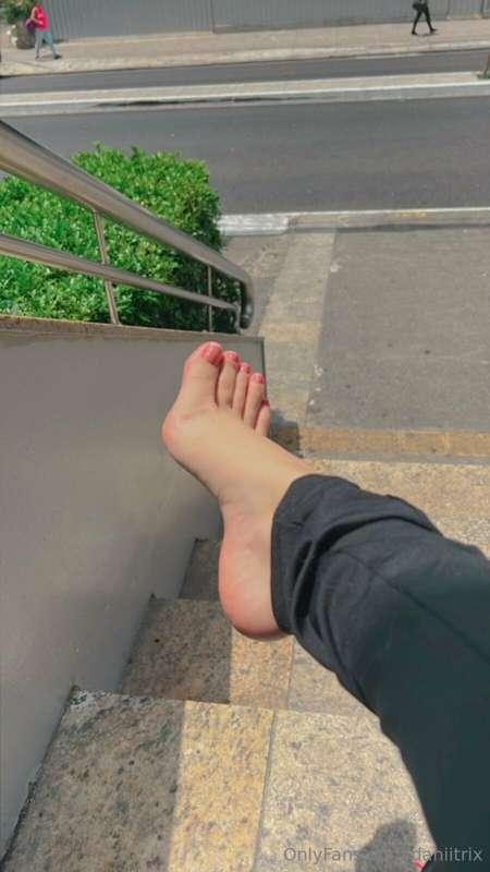 Little feet in the street!