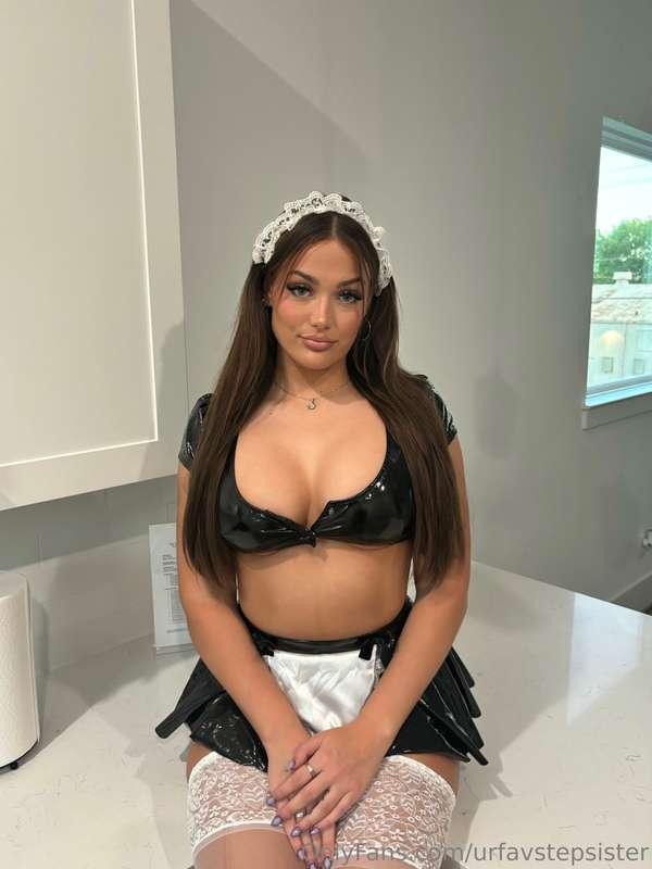 👅 Hot for a maid? 