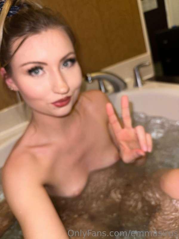 Here’s some terrible selfies of me in a tub 😅