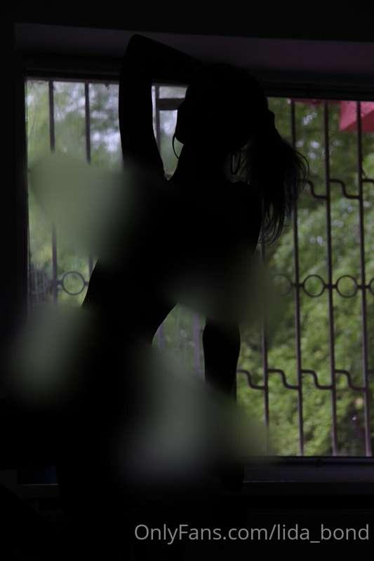 Only silhouette, but absolutely naked 😏😏😏
Free on VIP @lida_..