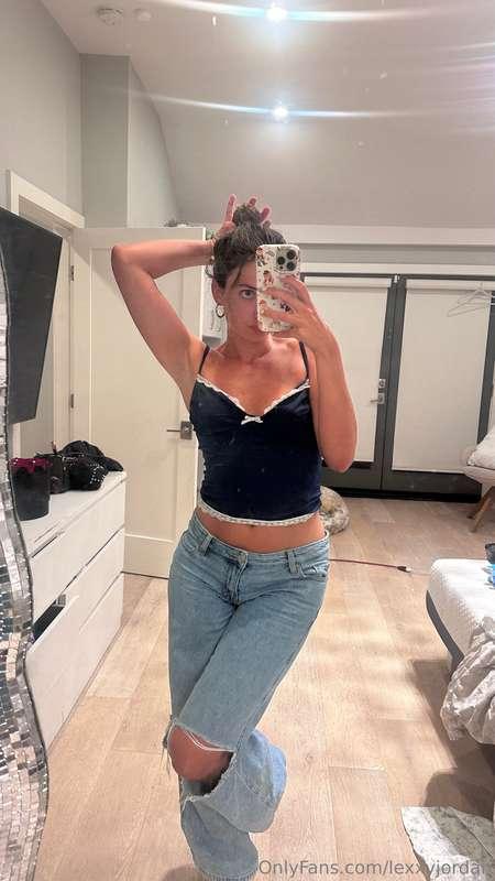 been loving jeans and a baby tank lately 💜