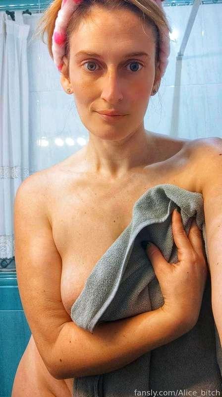 Do I show my tits? 😋

#fyp #boobs #naturaltits #blonde #slut #pee #bbc #threesome #lesbian 

