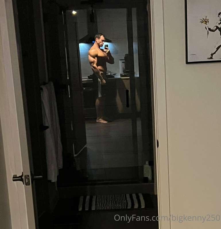 Caught a glimpse of perfection in my shower door 😂🤴🏻💪🏼