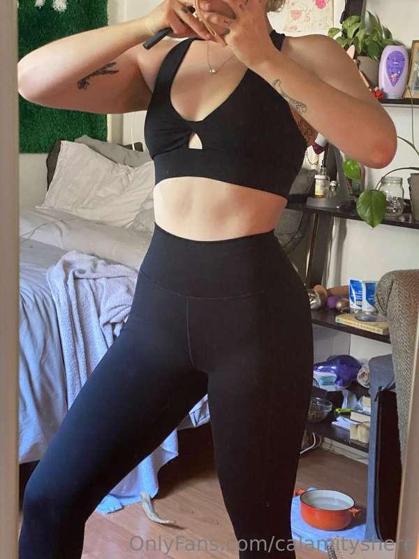 GOOD MORNING 🥰☀️ see u at the squat rack 😘