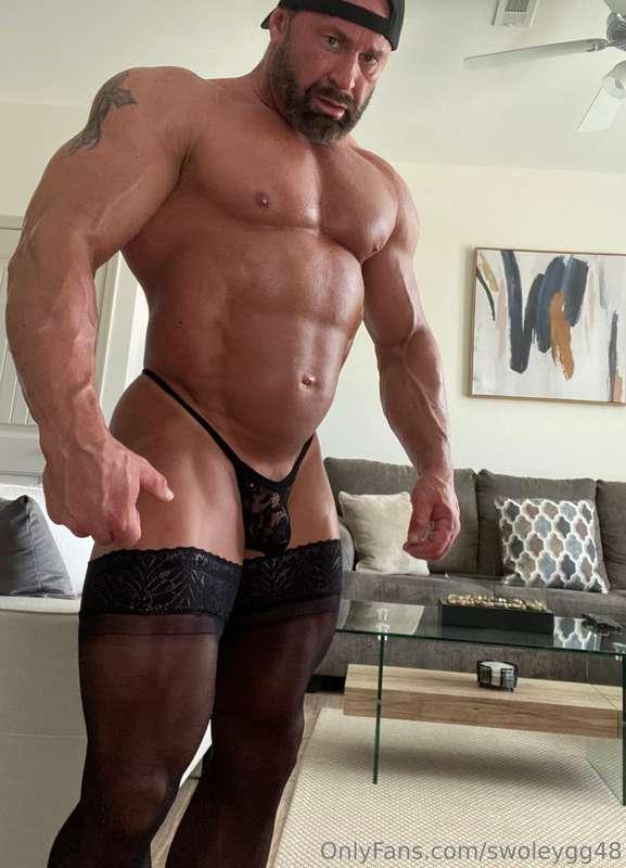 Hulky Himbo in stockings😜 first titty fuck me then get the b..