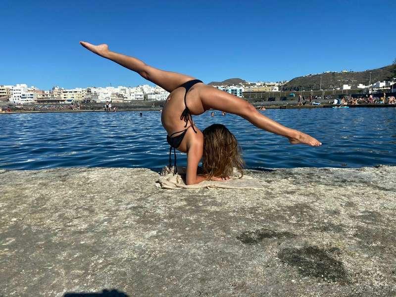 Feeling the stretch and the sea breeze🙈 But can you guess ho..