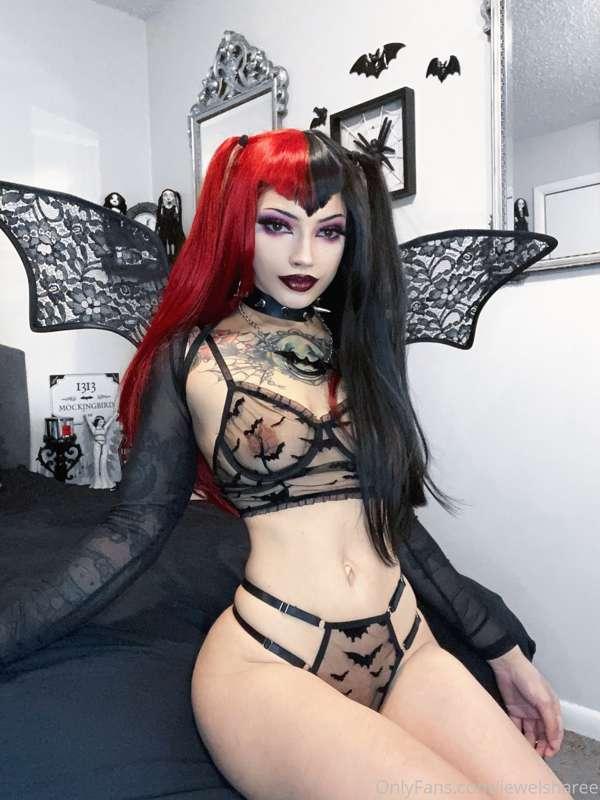 Your gothic fairy 🖤❤️💋 (sending out the full video through p..