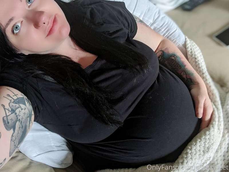 🤰 Hey everyone! 🤰
I'm still here and still pregnant. 
Finall..
