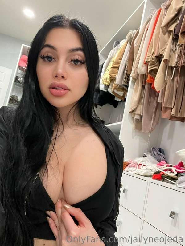 A cute cleavage moment… I had to share 🍒
