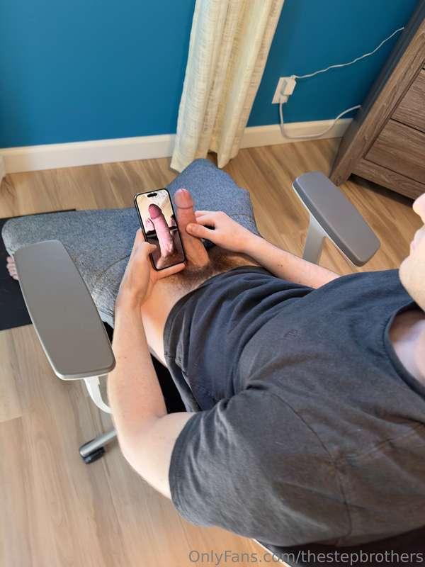 I never get to see Big Bro's cock head but he sent me this p..
