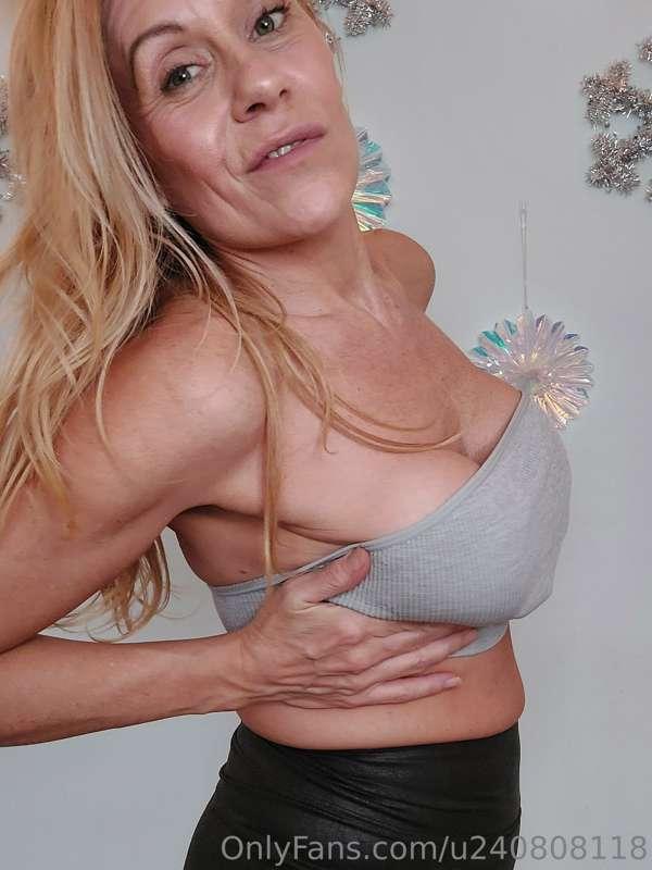 So hot! Pictures and videos.. strip tease, modeling, pussy f..