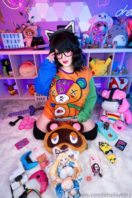 **Are geeky gamer girls the best girls?** ❤️