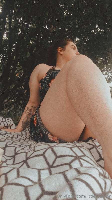 Playing in the sun 🤭🌞 Whats everyone currently reading btw? ..