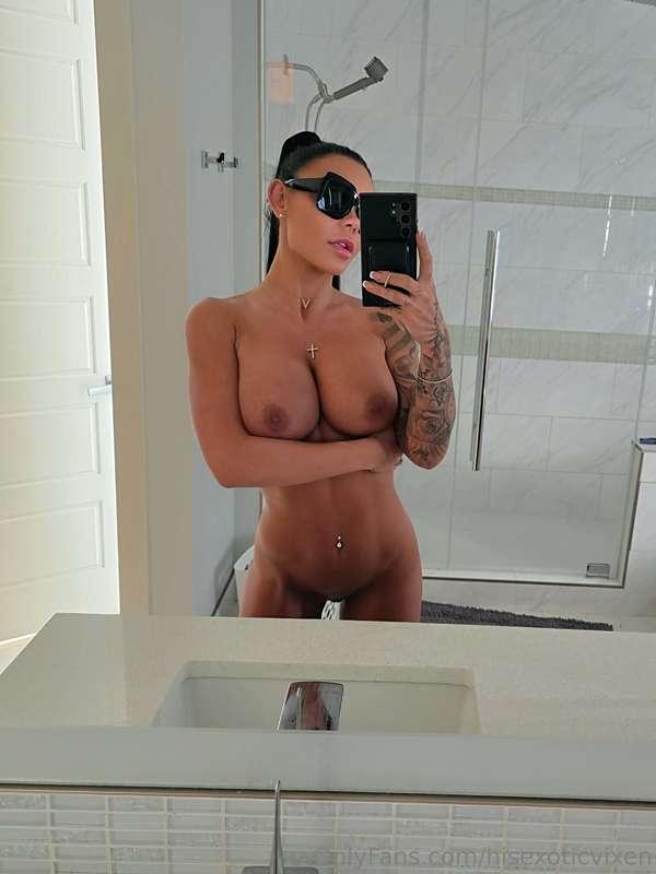 SWIPE ➡️ FOR 3 Pics Just a couple fresh Selfies , working ha..