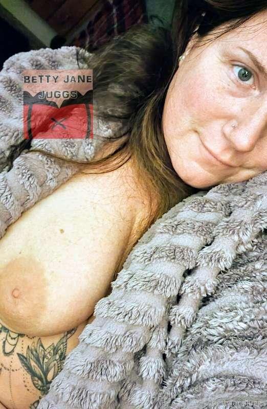 Peek a Boob 😜 Happy Tuesday loves 😘