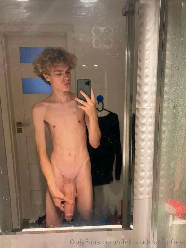 😍 Just look at this🤤He Has The He Has The BIGGEST TWINK COCK..