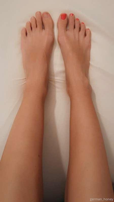 So what do you think, natural toenails or with nail polish? ..