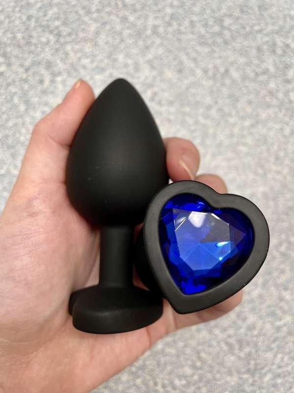 First time ever using a butt plug so show me some love if yo..