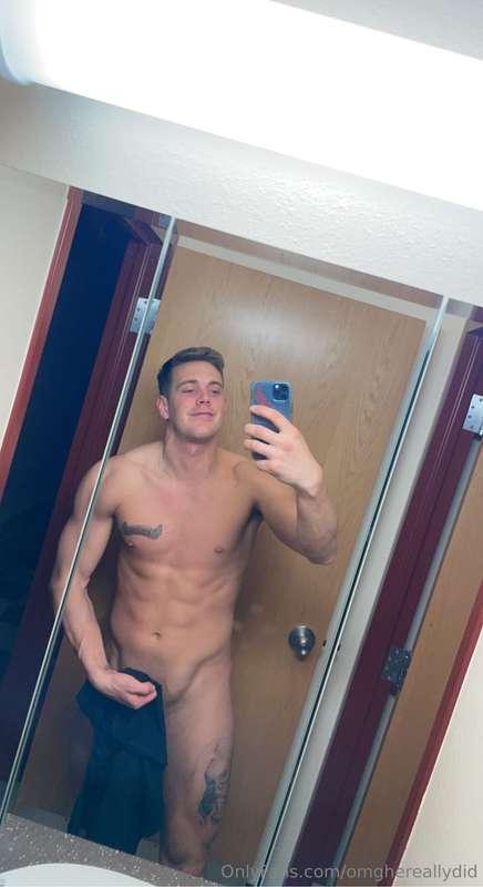 Getting ready for a shower after the gym 💪🏽