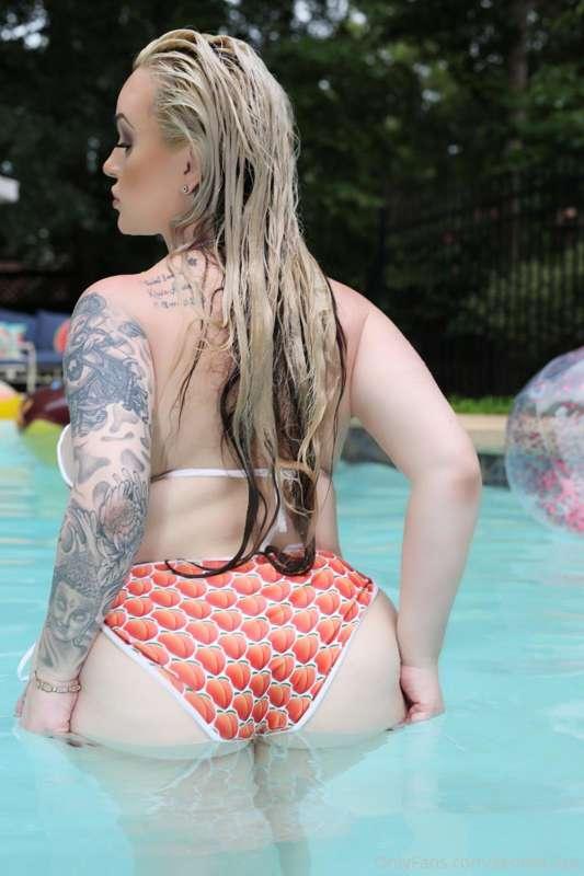 I have a sweet 🍑 for you! Cum to my DMs for a piece!😉