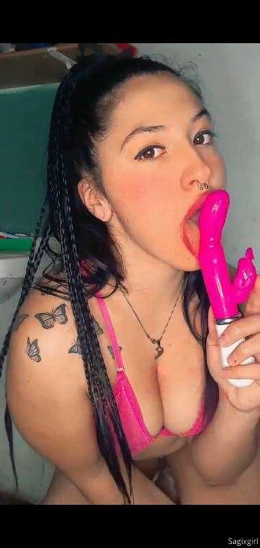 I love playing with my dildo🥰