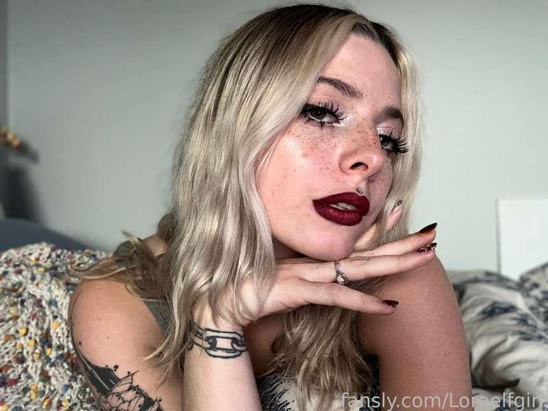 I'm not here to be a good girl but to keep you on your toes💋


#tease #pussy #freckles  #teen #petite  #young #cute #nail #makeup #smalltits #tattoo