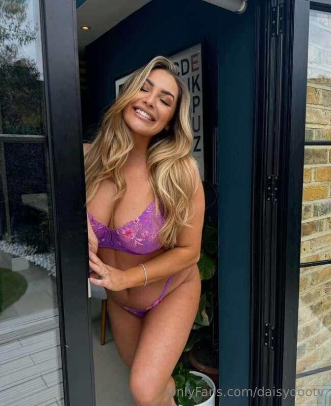 Happy because it's Hump Day 😌

**MAIN PAGE: DAISYDOOXX**